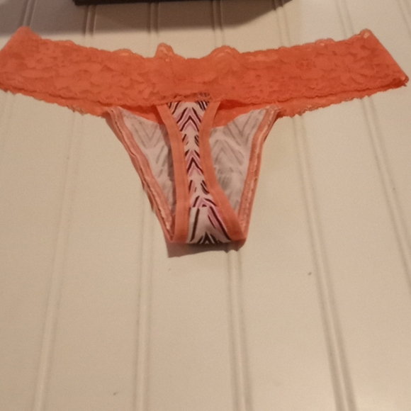 3/$25/Victoria's Secret Lace β₯ Thong Pantyβ¦ - Picture 4 of 8